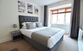 Stylish 2Br Flat - 2 Free Parking Spaces - Near Lgw Airport