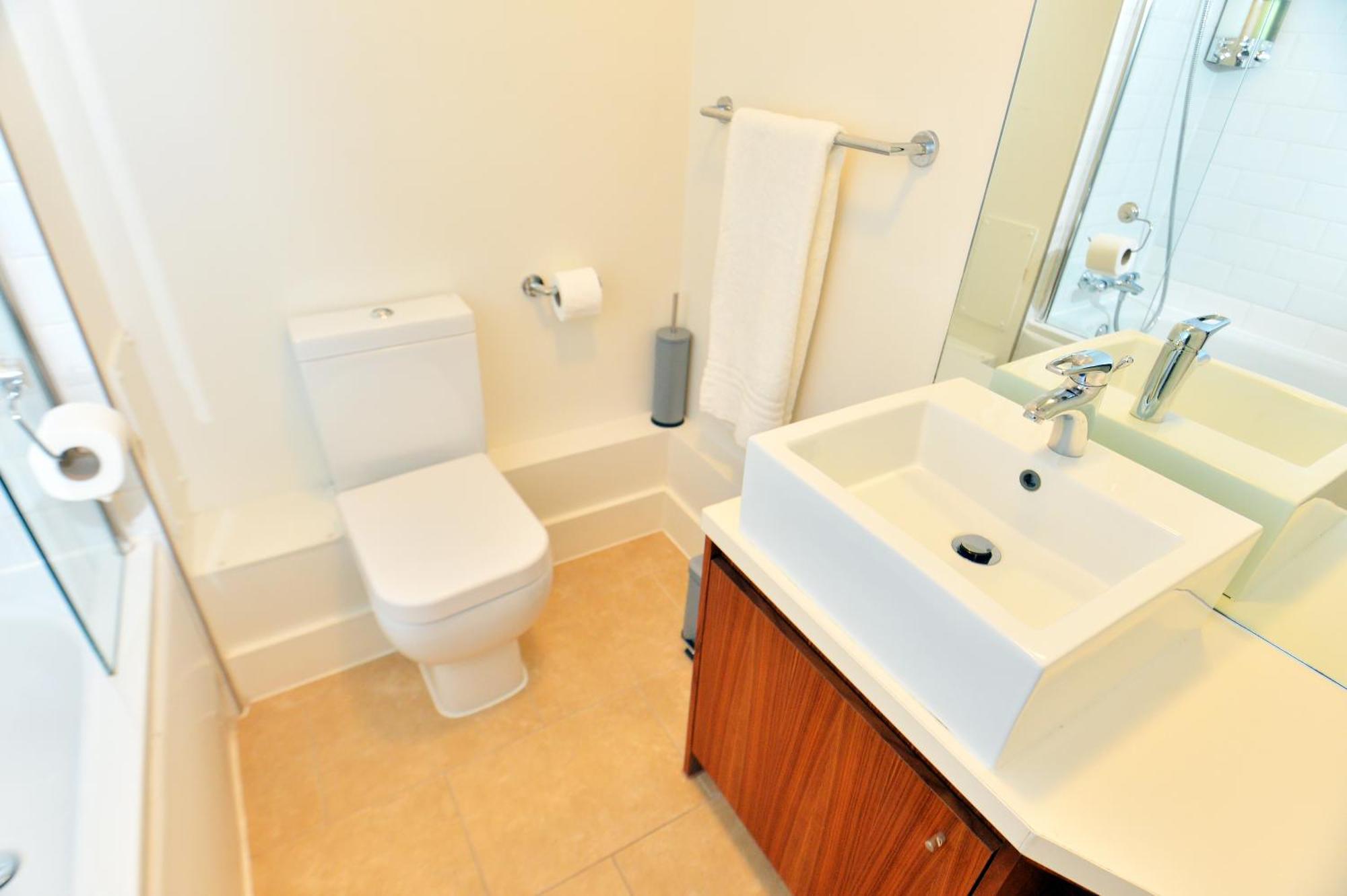 Stylish 2Br Flat - 2 Free Parking Spaces - Near Lgw Airport Crawley  Exterior photo